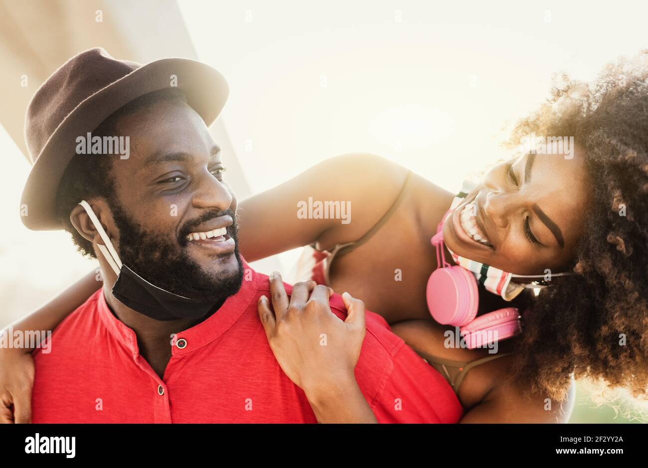 Giovani neri piggyback all'aperto durante la pandemia del virus corona - Concetto di stile di vita di relazione di coppia Foto Stock