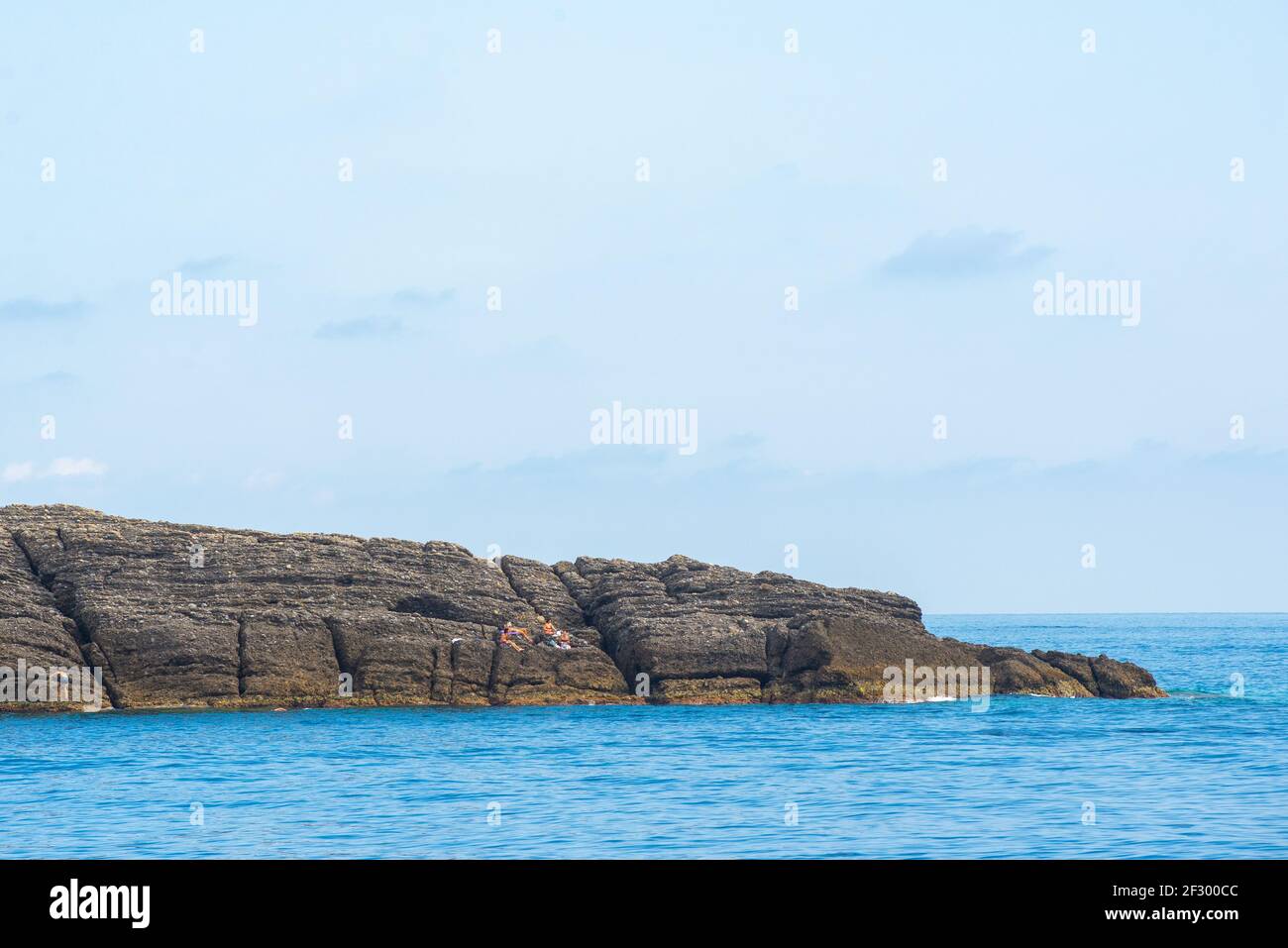 Punta Chiappa è una famosa formazione rocciosa che emerge dal mare vicino alla città di Camogli. E' possibile raggiungere solo in barca o attraverso una lunga escursione Foto Stock