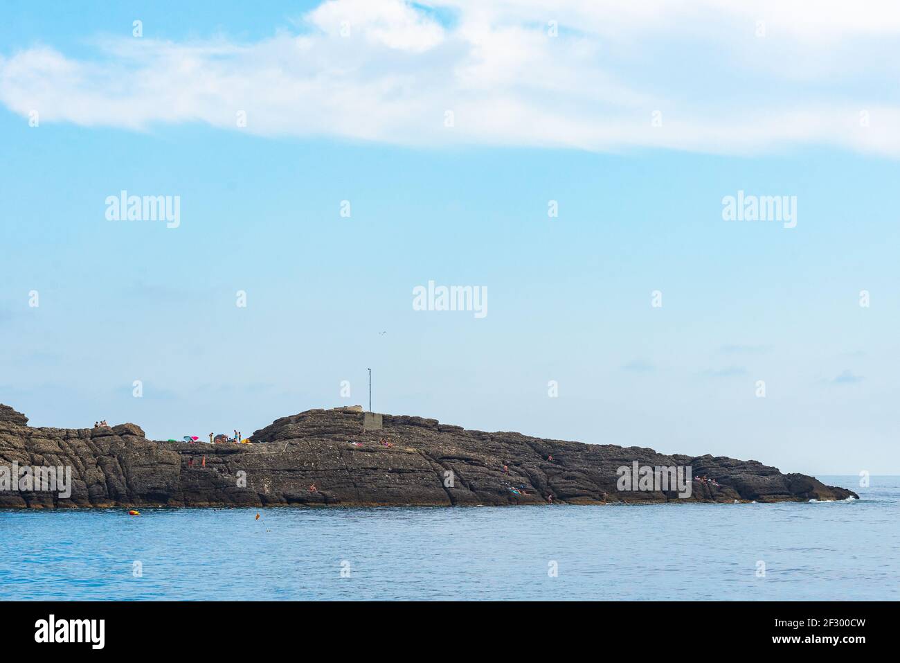 Punta Chiappa è una famosa formazione rocciosa che emerge dal mare vicino alla città di Camogli. E' possibile raggiungere solo in barca o attraverso una lunga escursione Foto Stock