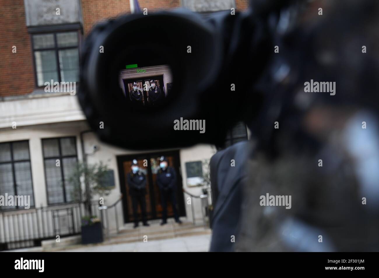 Gli agenti di polizia hanno visto attraverso una macchina fotografica di mezzi fuori del King Edward VII's Hospital, Londra, dove il Duca di Edimburgo è stato spostato per il trattamento continuo dopo il suo ambulatorio di cuore al St Bartholomew's Hospital. Data immagine: Domenica 14 marzo 2021. Foto Stock