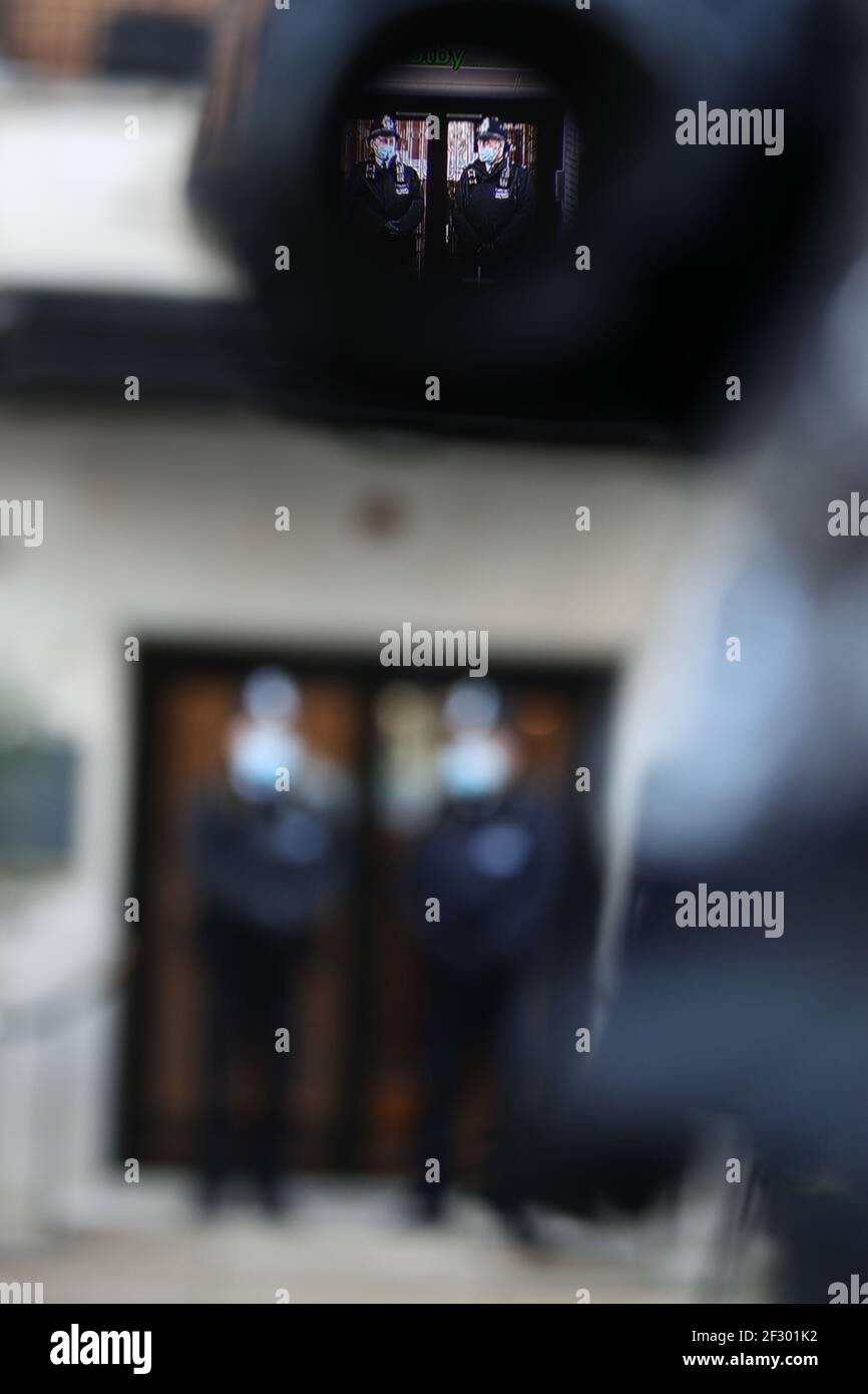 Gli agenti di polizia hanno visto attraverso una macchina fotografica di mezzi fuori del King Edward VII's Hospital, Londra, dove il Duca di Edimburgo è stato spostato per il trattamento continuo dopo il suo ambulatorio di cuore al St Bartholomew's Hospital. Data immagine: Domenica 14 marzo 2021. Foto Stock