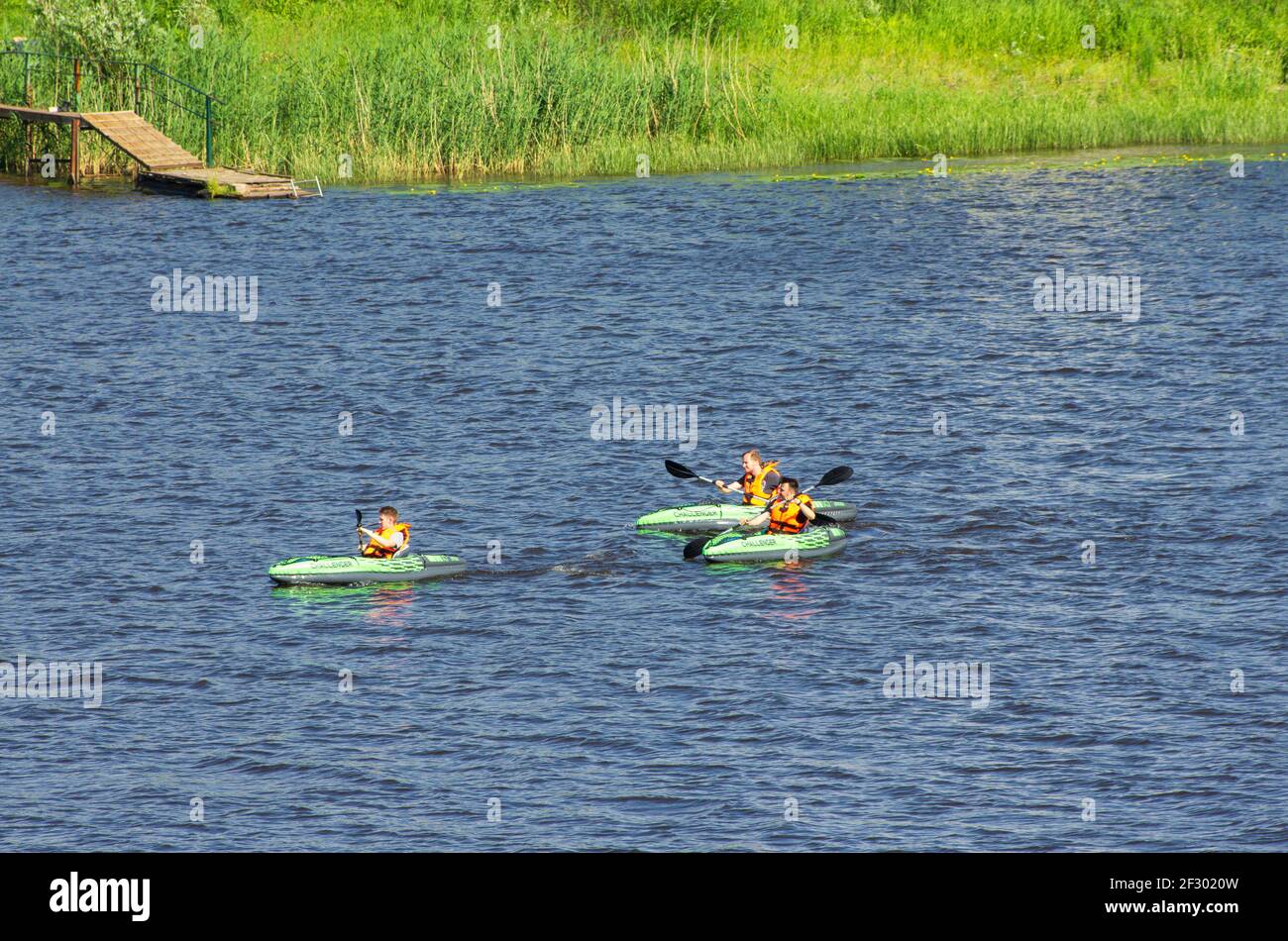 San Pietroburgo, Staraya Ladoga, Russia - 22 giugno 2019: Tre ragazzi impegnati in kayak nuotare lungo il fiume canottaggio con remi Foto Stock