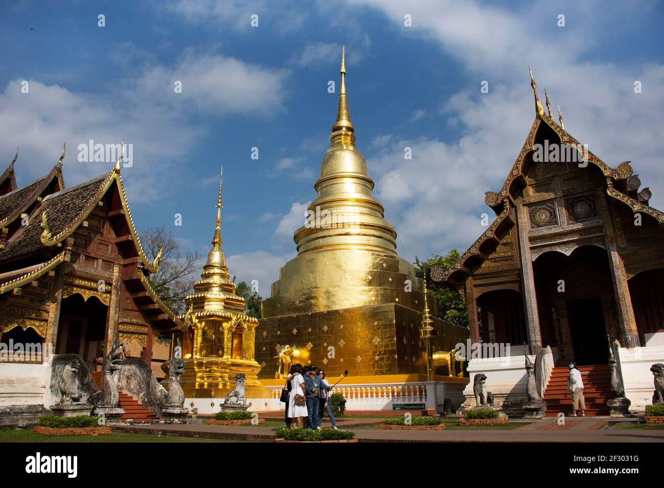 I thailandesi e i viaggiatori stranieri visitano il buddha di preghiera RESPECT dio angelo divinità e reliquie chedi studa d'oro a Wat Phra Singh Woramahaviharn T. Foto Stock