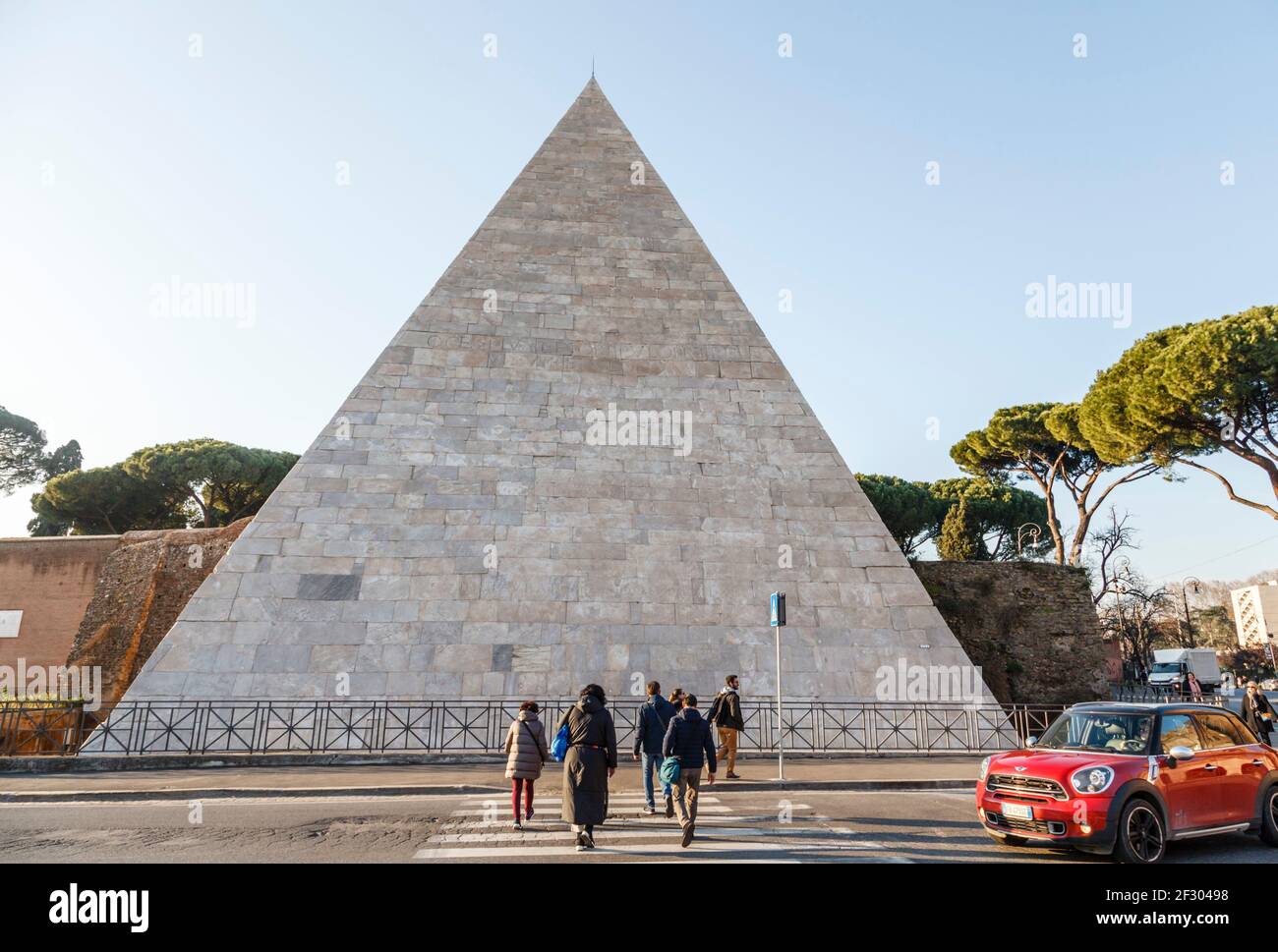 La famosa Piramide di Cestia fa parte della parete di confine del Cimitero Protestante, Roma Foto Stock