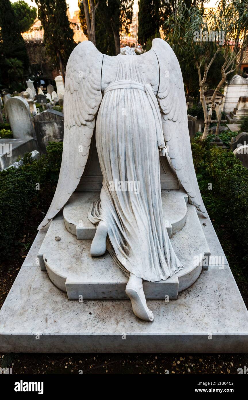 L'Angelo del dolore sulla tomba di Evelyn Story e William Westmore Story nel Cimitero Protestante di Roma Foto Stock