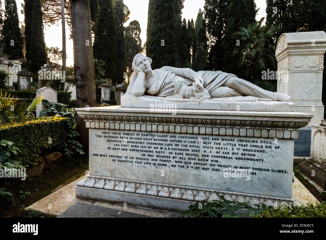 L'imponente tomba di Devereux Plantagenet Cockburn, nel Cimitero Protestante, Roma Foto Stock