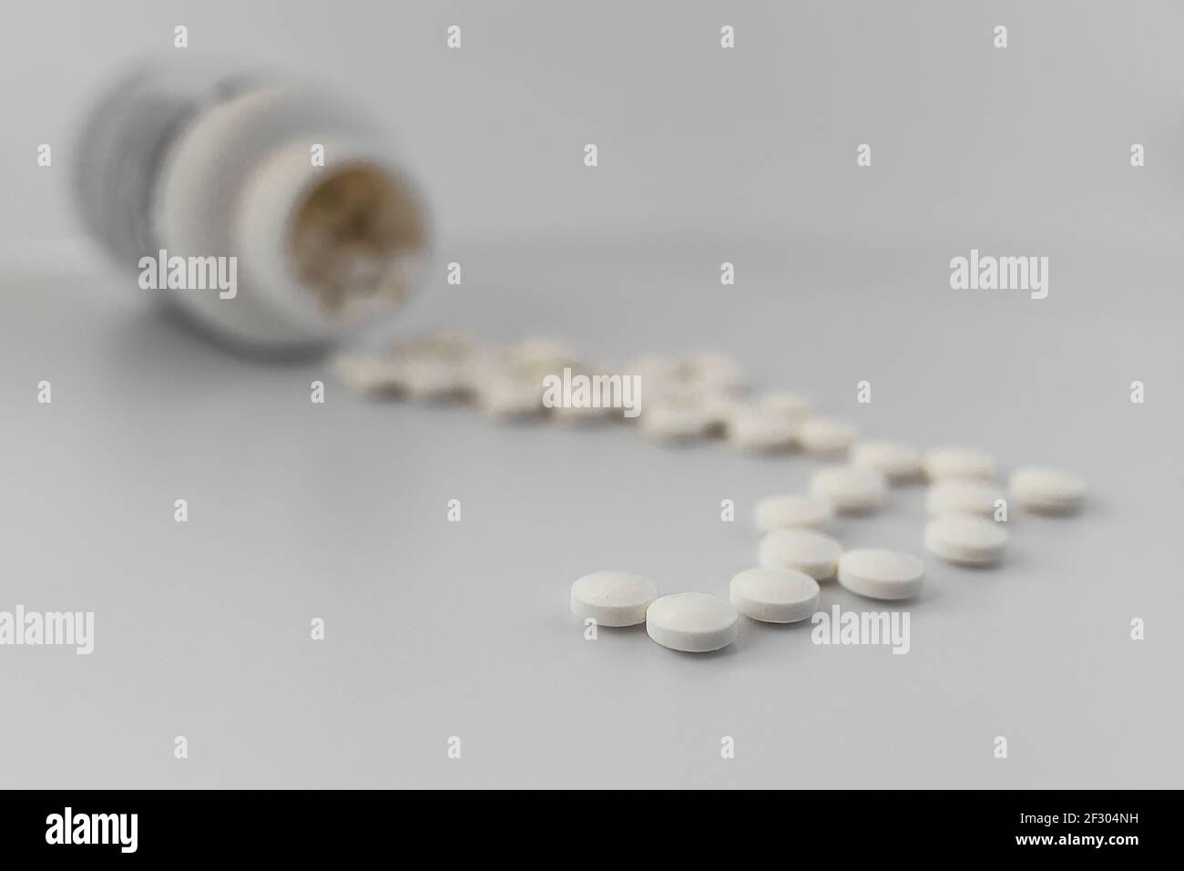 foto fuoco selettivo di acido pantotenico (vitamina b5) compresse, versato dal vaso. concetto dietetico. supplemento dietetico limitata profondità di campo phot Foto Stock