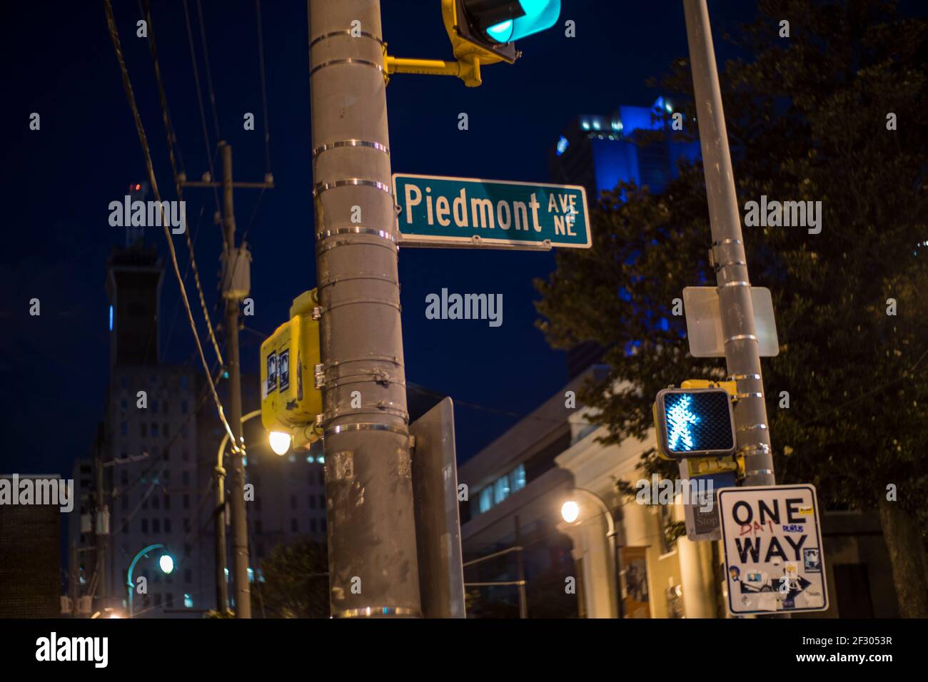 Atlanta, GA USA - 06 14 20: Indicazioni stradali di notte nel centro di Atlanta Georgia Piedmont Ave Foto Stock