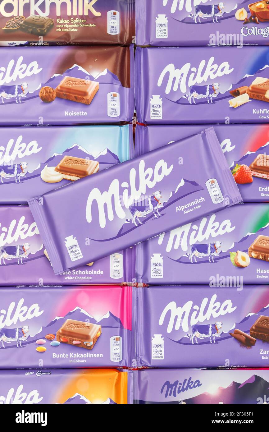 Stoccarda, Germania - 3 marzo 2021: Cioccolato Milka cioccolatini diversi tipi varietà sfondo formato ritratto in Germania. Foto Stock