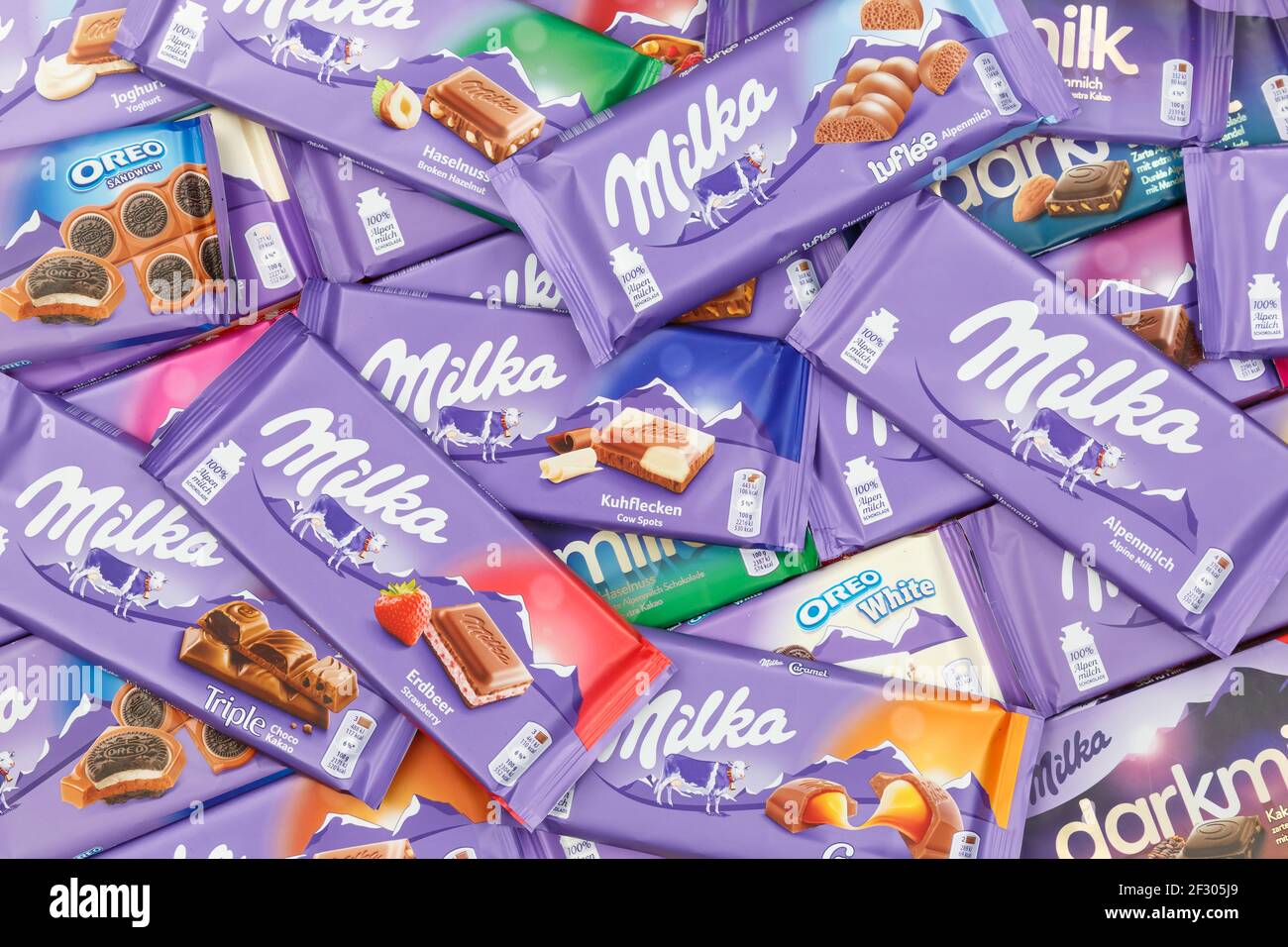 Stoccarda, Germania - 3 marzo 2021: Cioccolato Milka diversi tipi varietà sfondo in Germania. Foto Stock