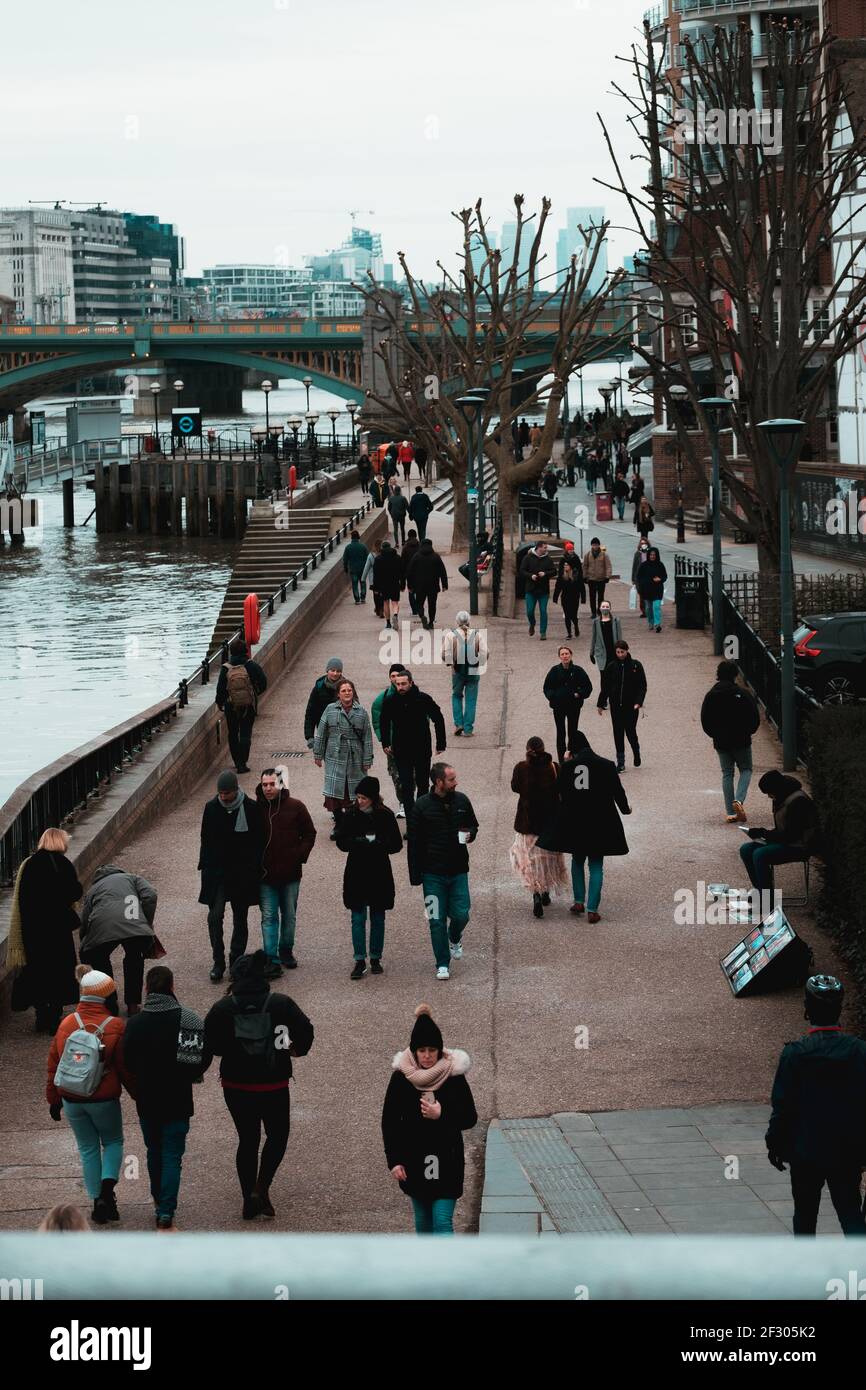 Londra UK Febbraio 2021 enorme quantità di persone che camminano lungo il lato sud del fiume Tamigi, allenandosi e scendendo nel fine settimana durante la nazione UK Foto Stock