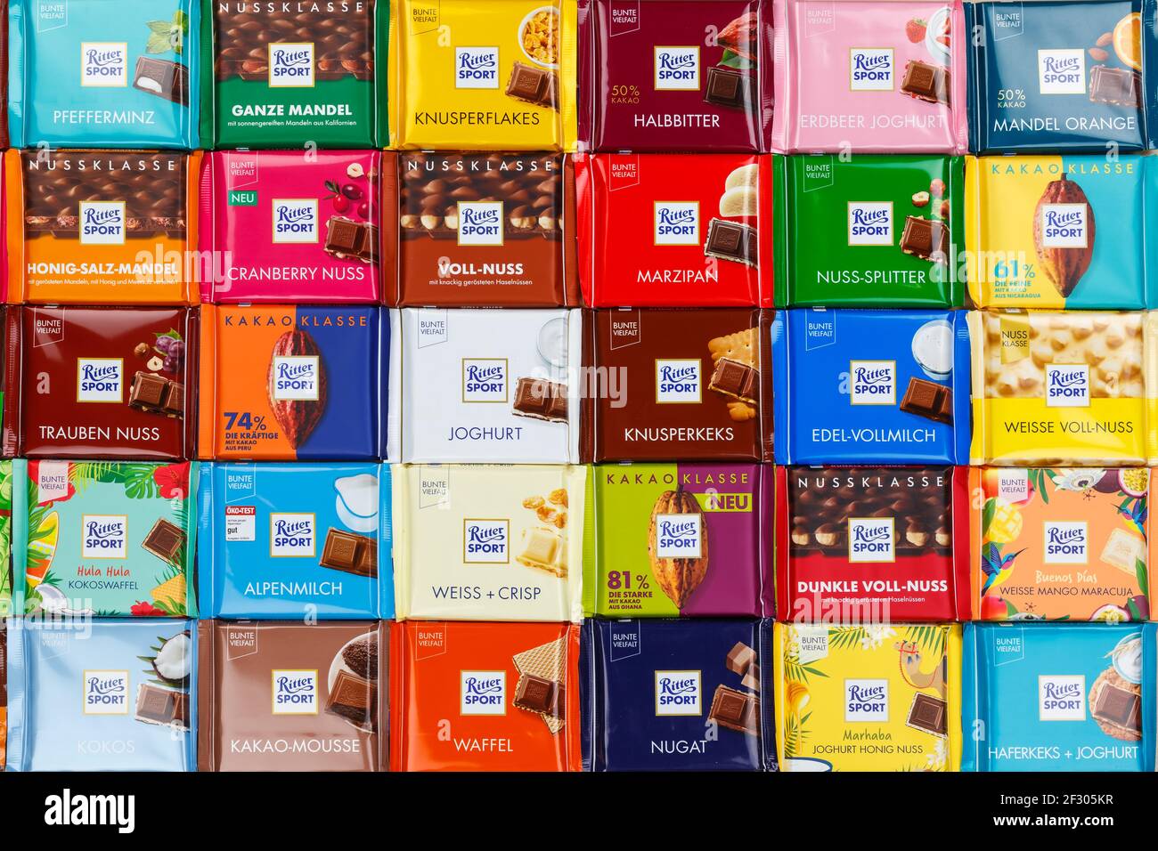 Stoccarda, Germania - 1 marzo 2021: Cioccolato Ritter Sport diversi tipi varietà sfondo in Germania. Foto Stock