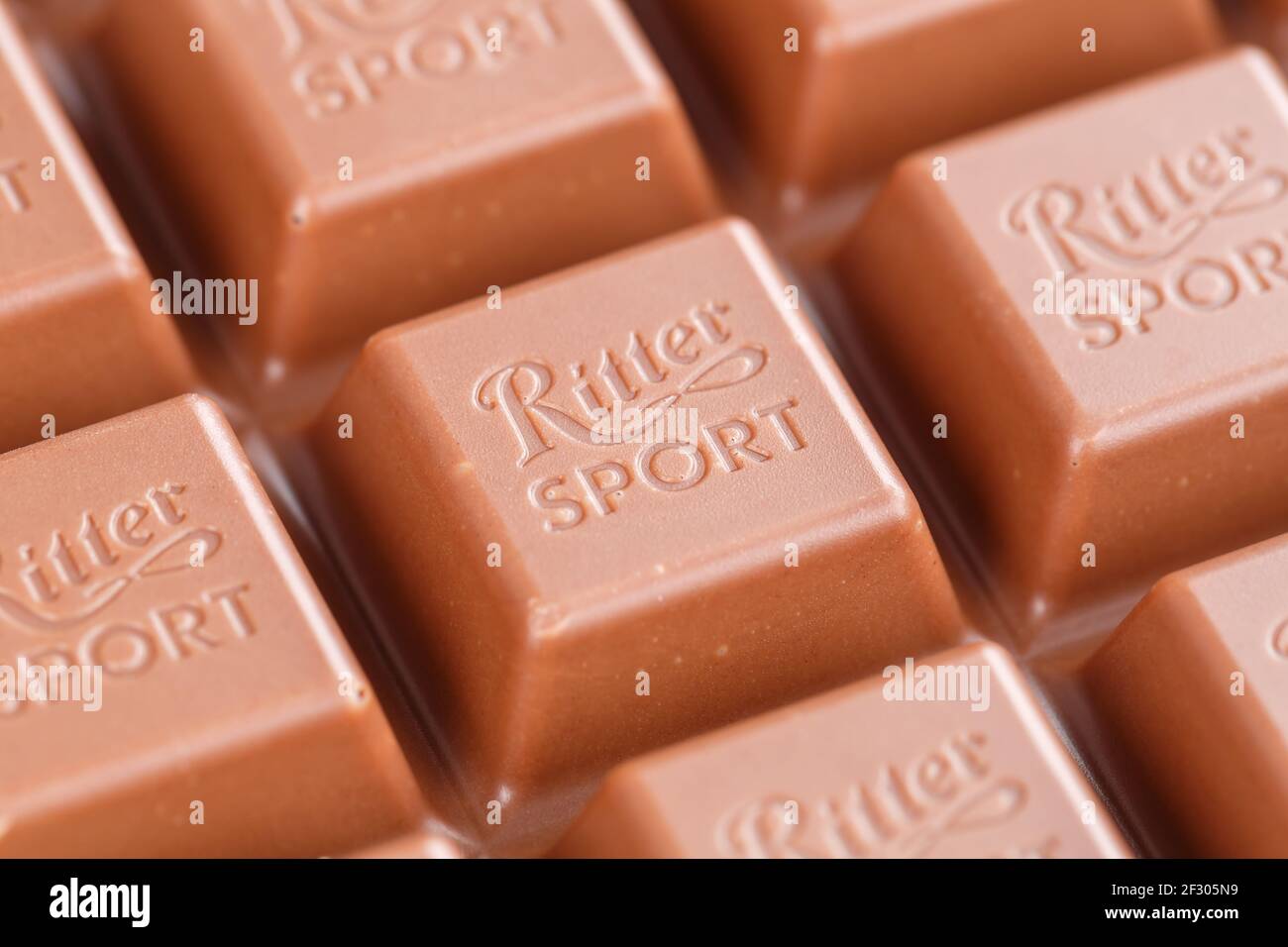 Stoccarda, Germania - 8 marzo 2021: Il logo della società Ritter Sport Chocolate bar a Stoccarda, Germania. Foto Stock