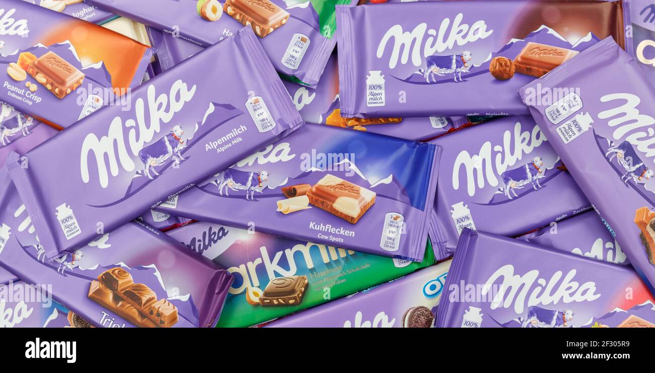 Stoccarda, Germania - 3 marzo 2021: Cioccolato Milka cioccolatini diversi tipi varietà sfondo banner in Germania. Foto Stock