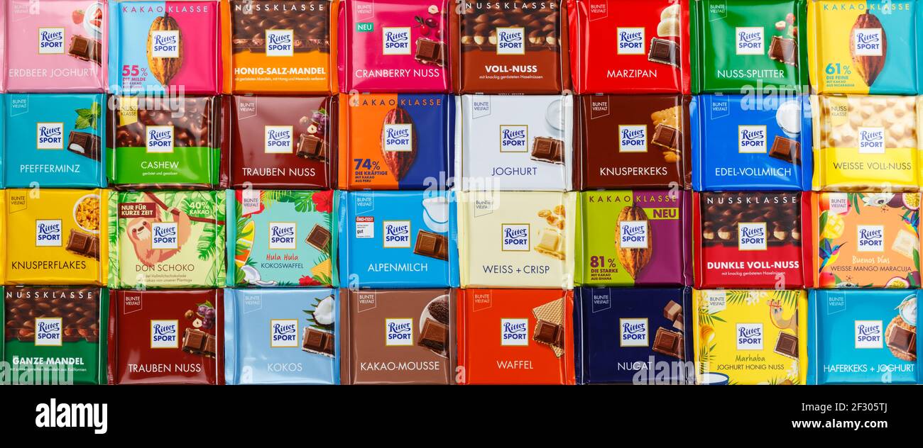 Stoccarda, Germania - 1 marzo 2021: Cioccolato Ritter Sport cioccolatini diversi tipi varietà sfondo banner in Germania. Foto Stock