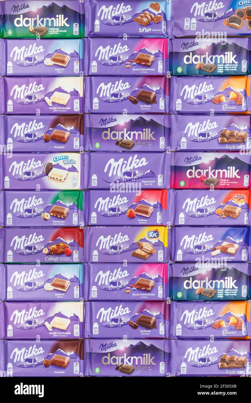 Stoccarda, Germania - 3 marzo 2021: Cioccolato Milka cioccolatini diversi tipi varietà sfondo formato ritratto in Germania. Foto Stock