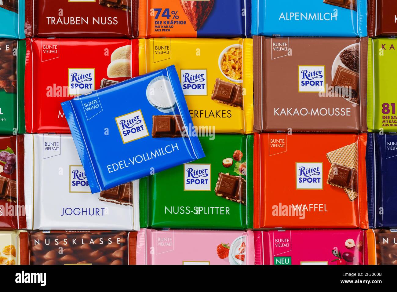 Stoccarda, Germania - 1 marzo 2021: Cioccolato Ritter Sport diversi tipi varietà sfondo in Germania. Foto Stock