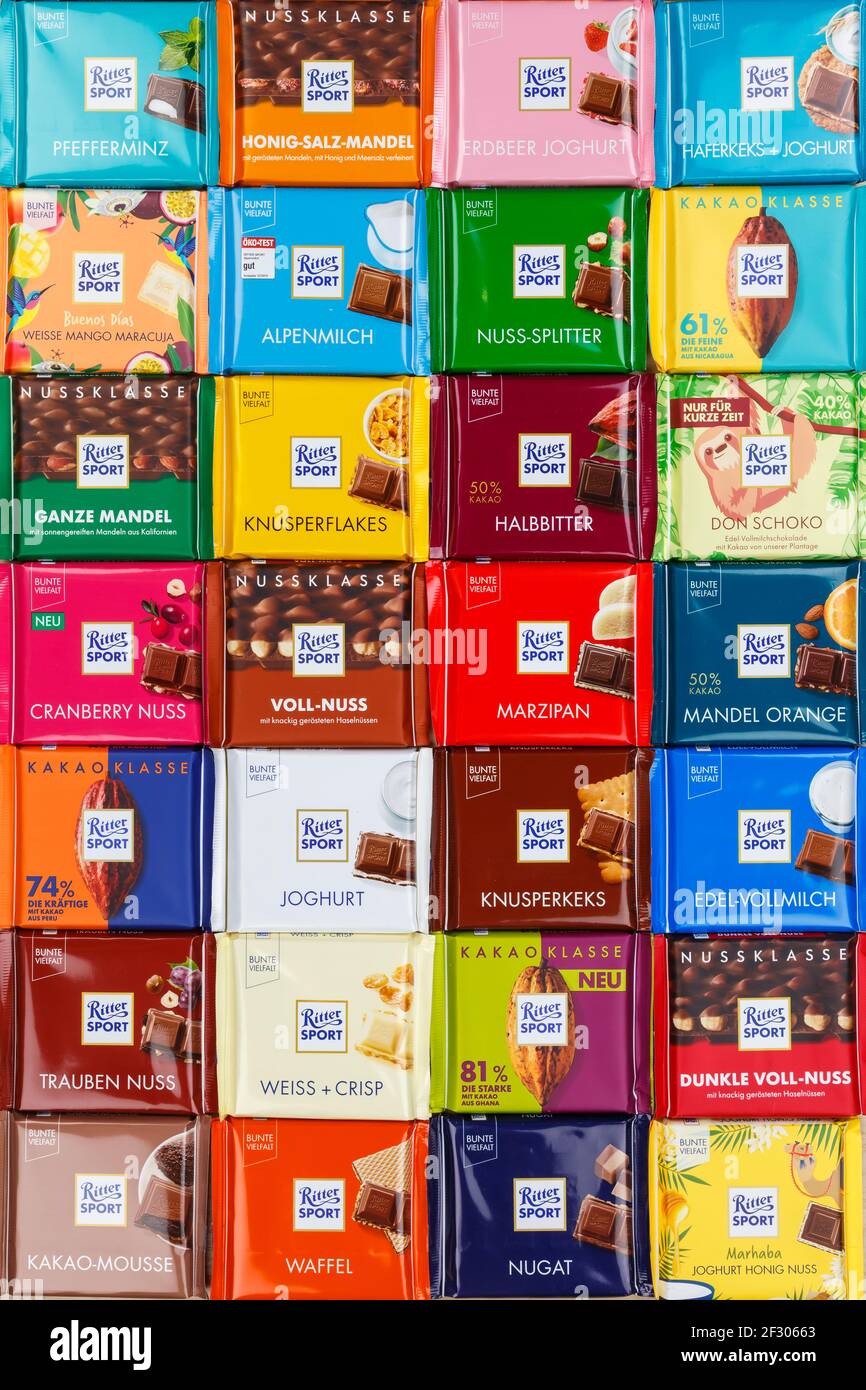 Stoccarda, Germania - 1 marzo 2021: Cioccolato Ritter Sport tipi diversi varietà sfondo formato ritratto in Germania. Foto Stock