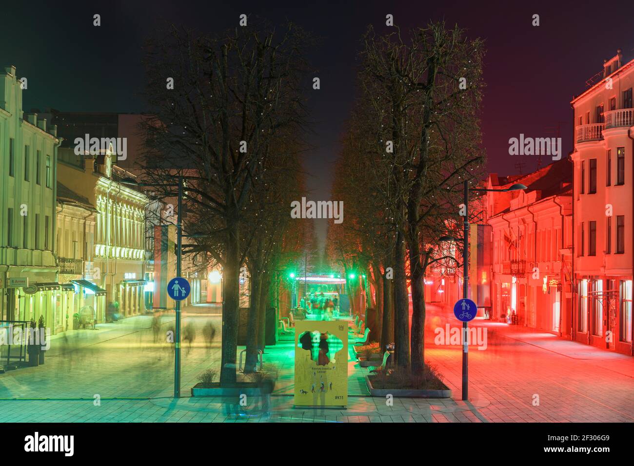 Kaunas, Lituania. 03-11-2021 marzo 11 illuminazione festosa nel vicolo della libertà. Foto Stock