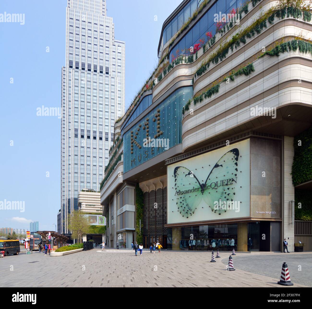 Ingresso al centro commerciale K11 Musea (K11人文購物藝術館) e Victoria Dockside Development, Tsim Sha Tsui, Kowloon, Hong Kong (marzo 2021) Foto Stock