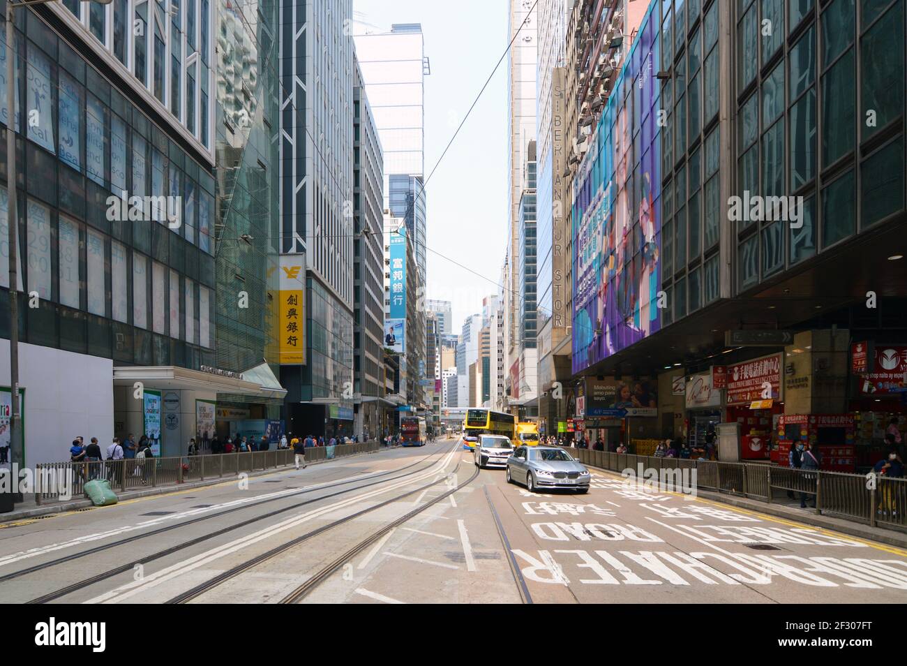 Des Voeux Road Central guardando a ovest di Peder Street, fuori World-wid e House e One Chinachem Central Foto Stock