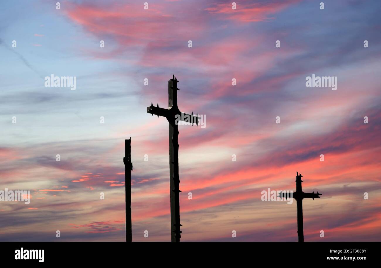 Attraversa Silhouette contro il cielo drammatico Foto Stock