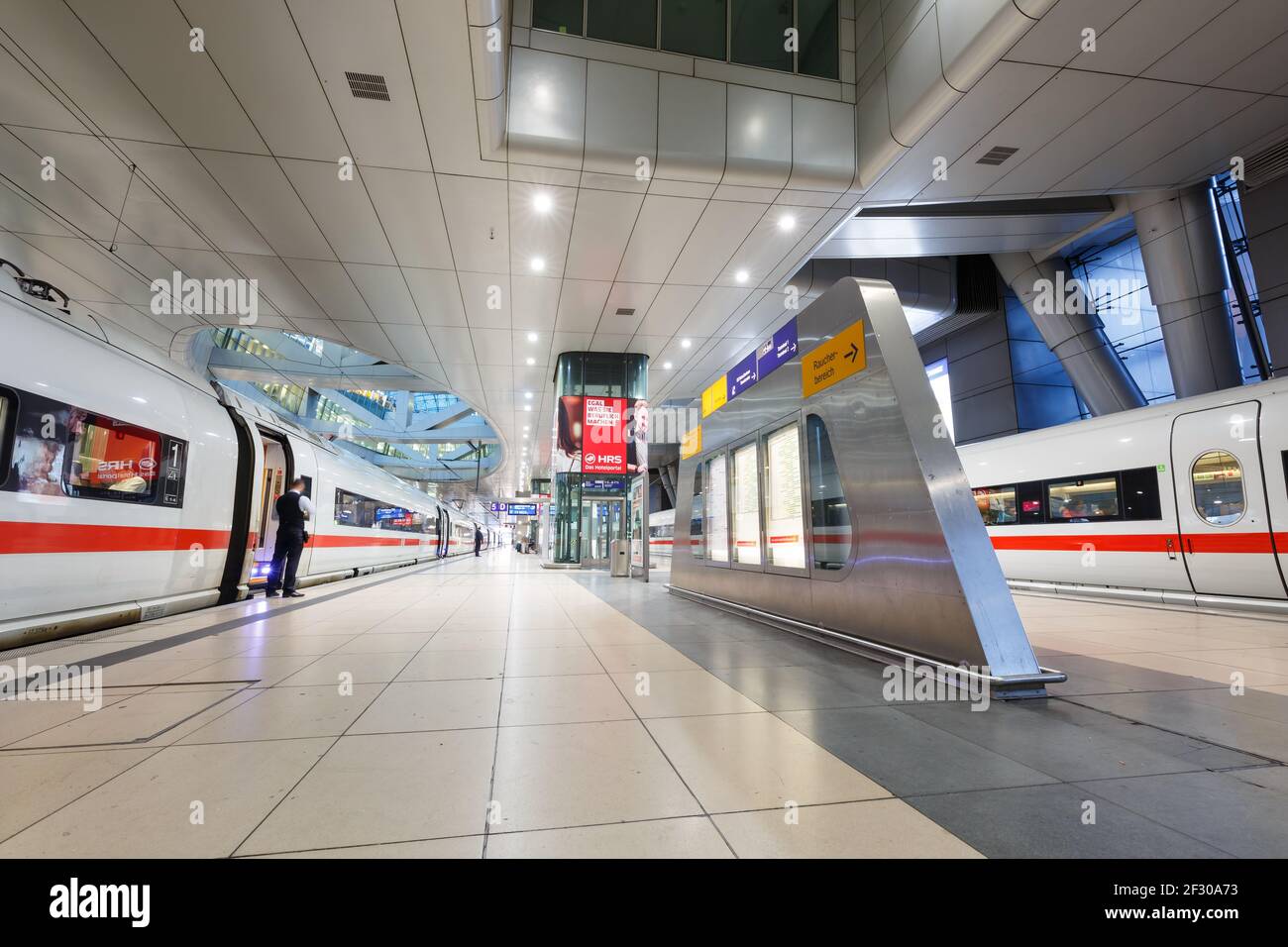 Francoforte, Germania - 30 gennaio 2018: Treni ICE alla stazione ferroviaria dell'aeroporto di Francoforte (fra) in Germania. Foto Stock