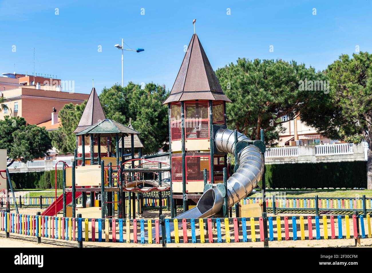 Parco giochi per bambini in una giornata di sole. Parco giochi su cielo blu Foto Stock