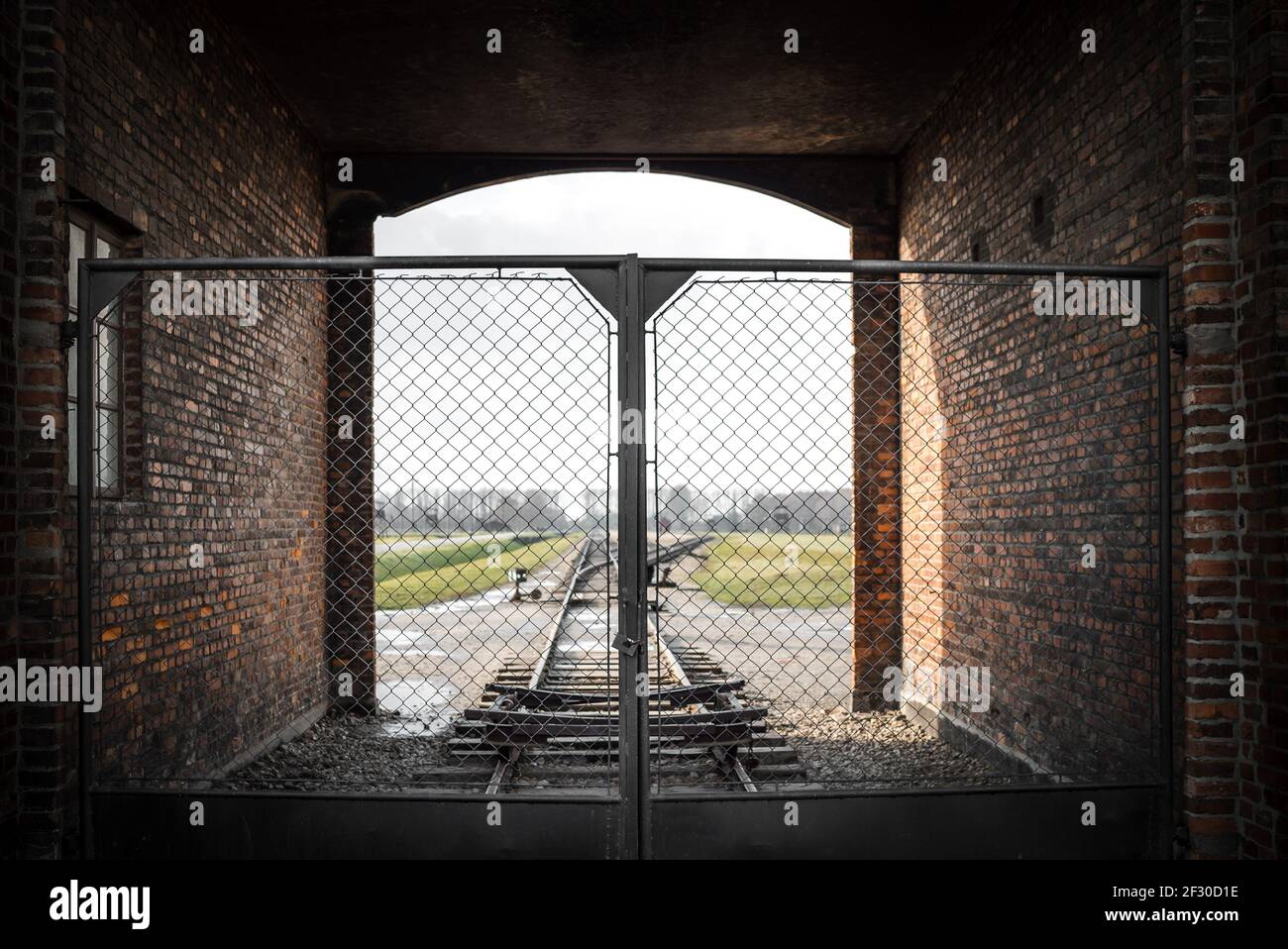 Auschwitz Birkenau II concentramento sterminio Camp Oswiecim Polonia torre di guardia oltre l'entrata del treno della gatehouse, nessun cancello chiuso a chiave che guarda attraverso Foto Stock