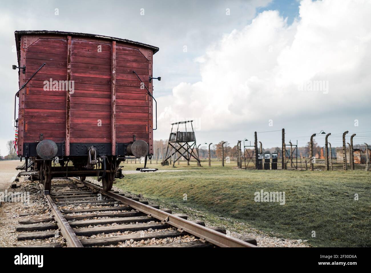 Auschwitz Birkenau II campo di sterminio di concentramento Oswiecim treno rosso singolo carrozza ferroviaria in legno tracce di olocausto guardia torre di smistamento Foto Stock