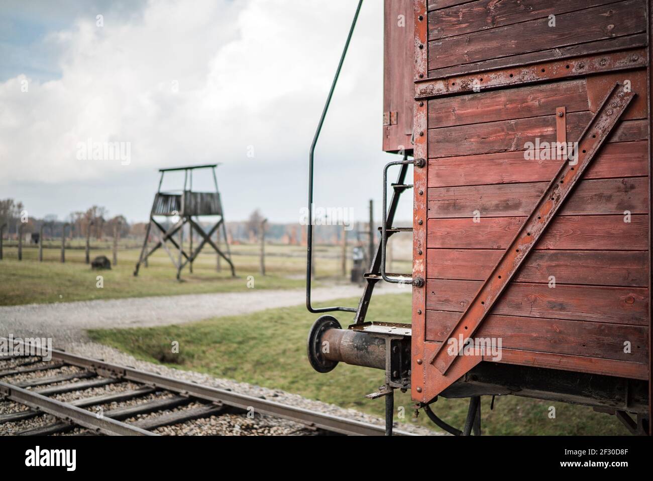 Auschwitz Birkenau II campo di sterminio di concentramento Oswiecim treno rosso singolo carrozza ferroviaria in legno tracce di olocausto guardia torre di smistamento Foto Stock