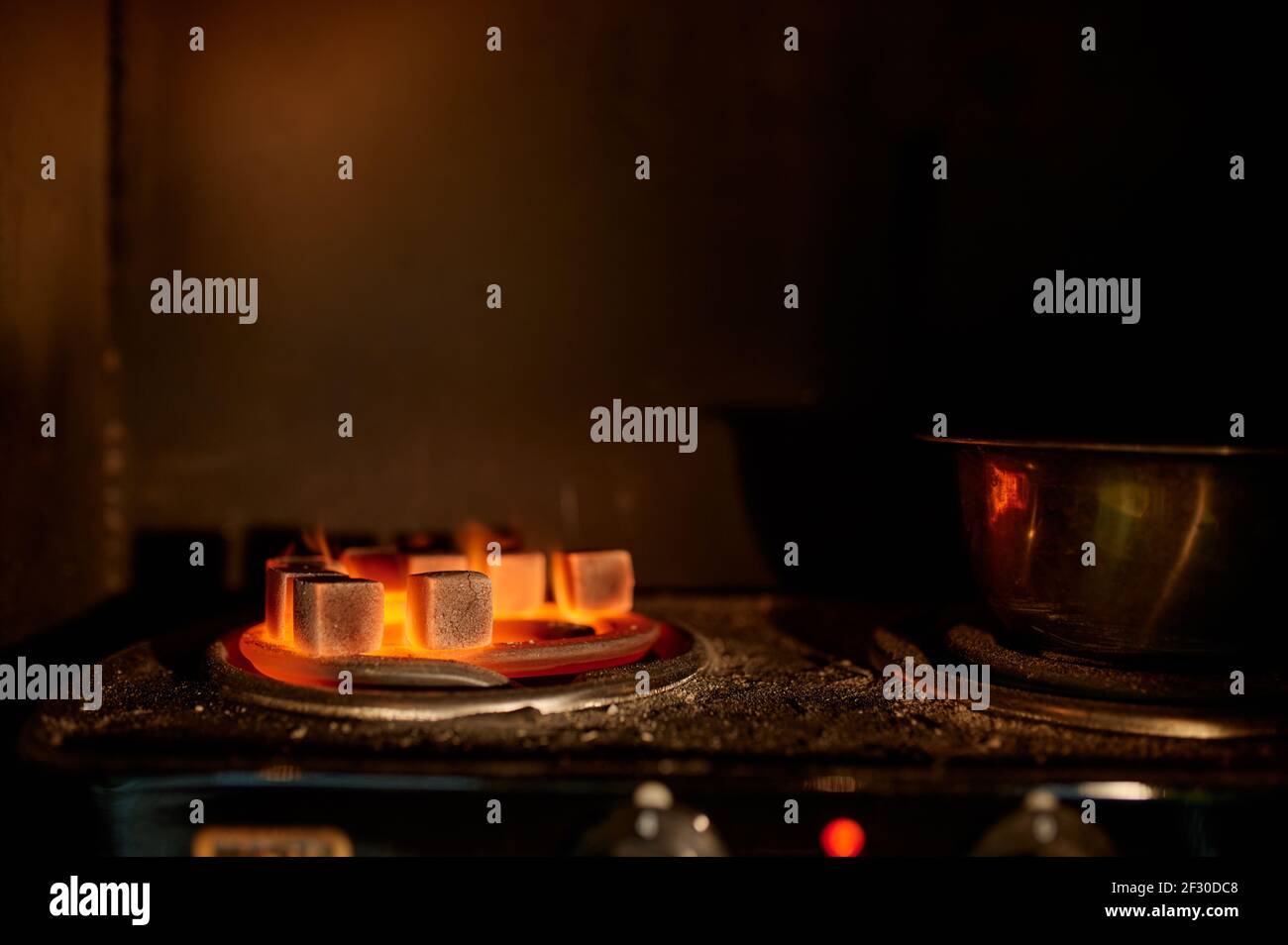 Closeup di carbone di hookah caldo, nessuno, bar di shisha Foto Stock