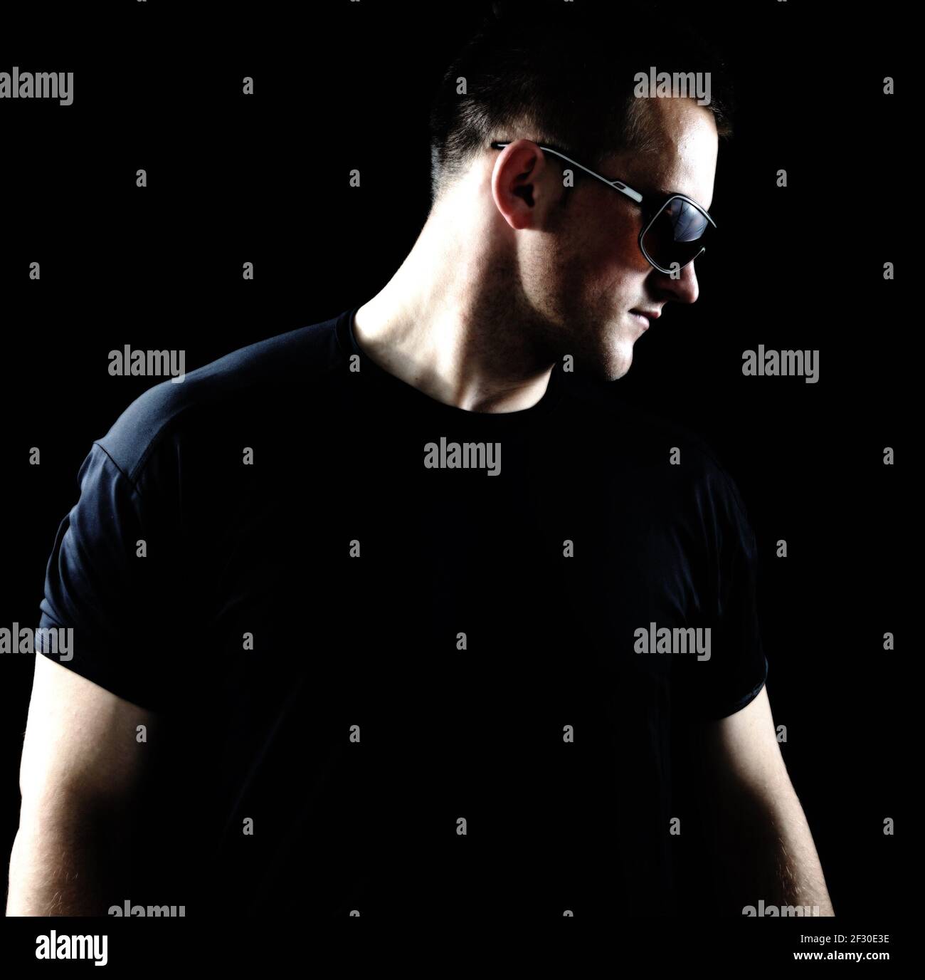 Elegante moda giovane uomo ritratto su sfondo nero Foto Stock