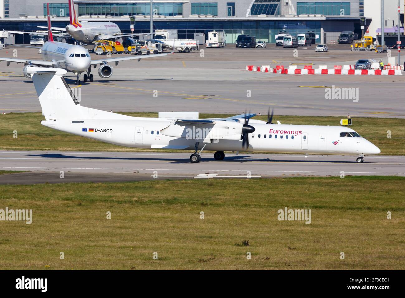 Stoccarda, Germania - 13 ottobre 2018: Eurowings Bombardier DHC-8-400 aereo all'aeroporto di Stoccarda (Str) in Germania. Foto Stock