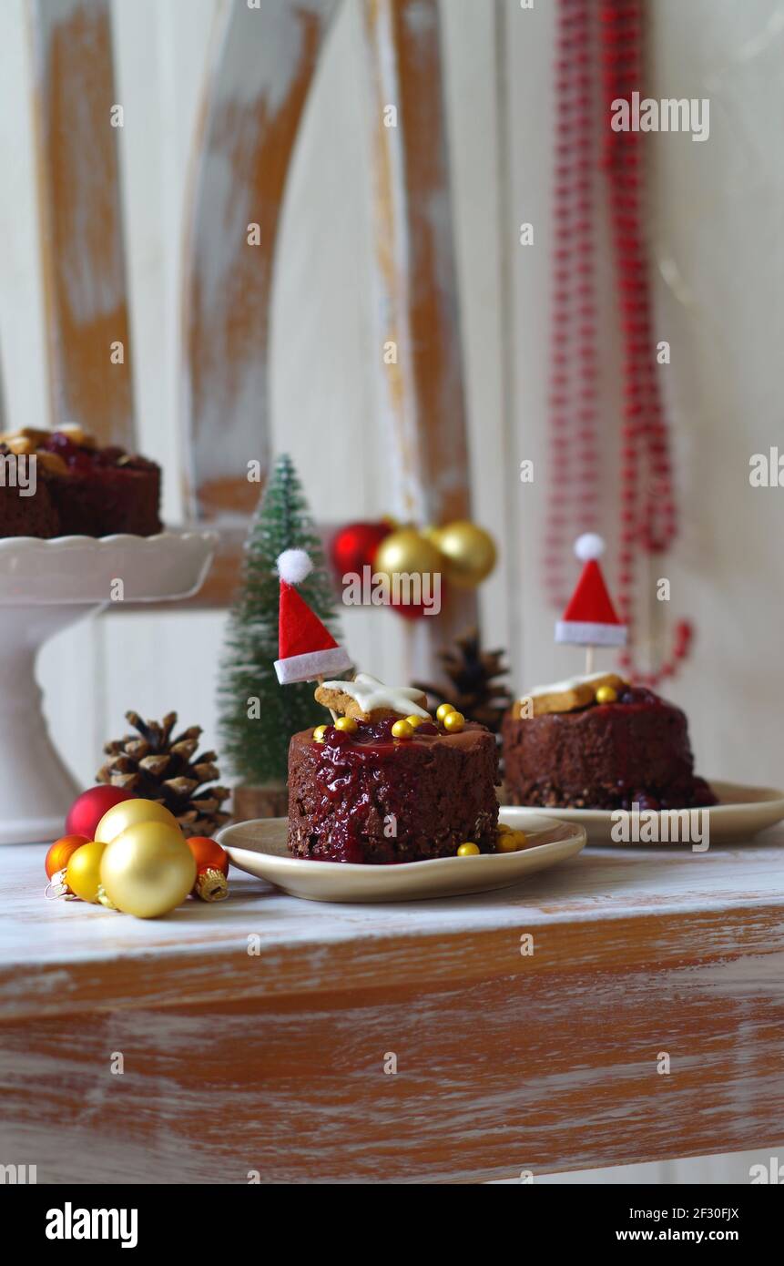 Piccola torta di mousse al cioccolato con base di farinata d'avena al cioccolato e mirtillo salsa Foto Stock