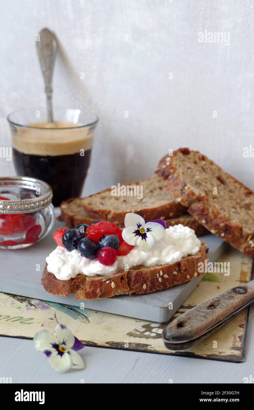 Pane granaio con formaggio cremoso e insalata di frutti di bosco estivi Foto Stock