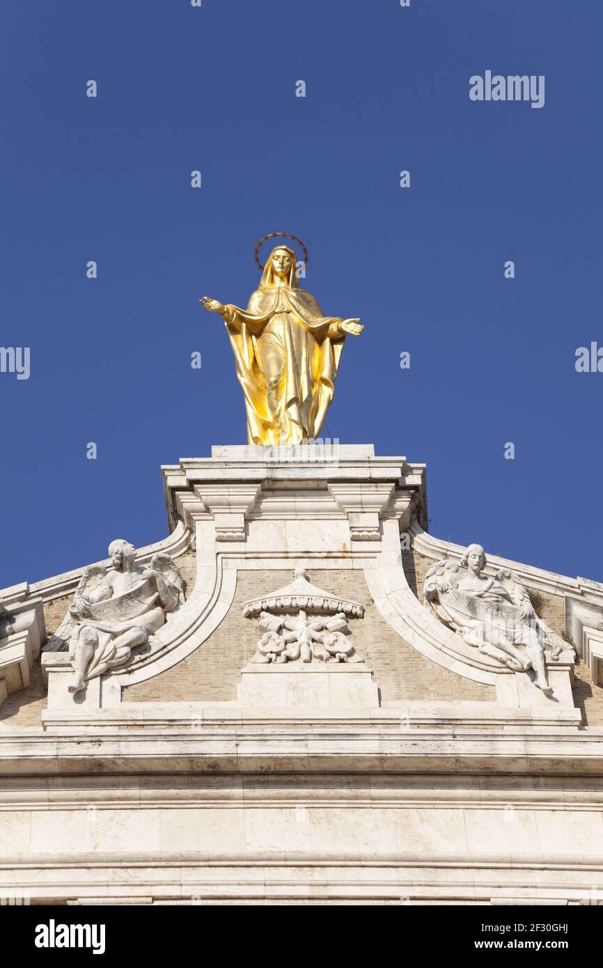 Madonna in una chiesa BASILICA DI SANTA MARIA DEGLI ANGELI, ad Assisi in Umbria, Italia Foto Stock