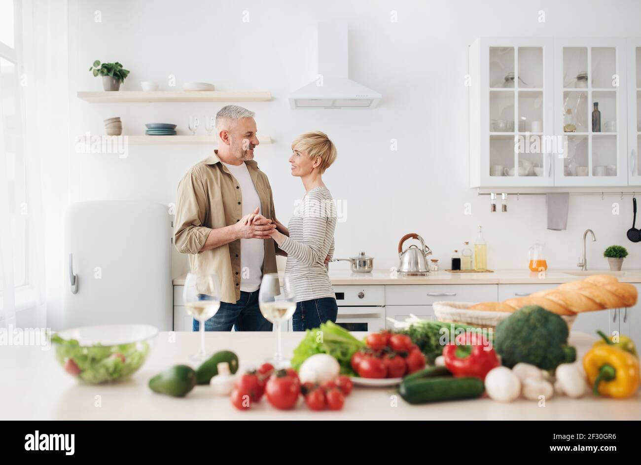 Cena romantica in un comodo appartamento, tempo libero e stile di vita sano Foto Stock