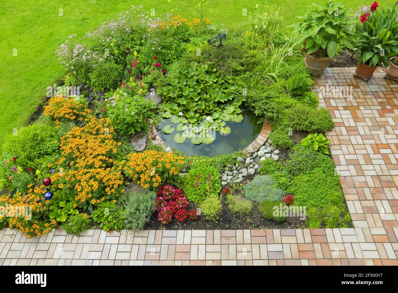 Bellissimi giardini ben curati con terrazza e laghetto con giardino Foto Stock