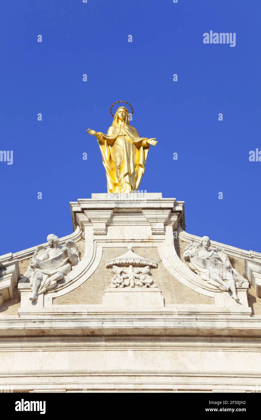 Madonna in una chiesa BASILICA DI SANTA MARIA DEGLI ANGELI, ad Assisi in Umbria, Italia Foto Stock