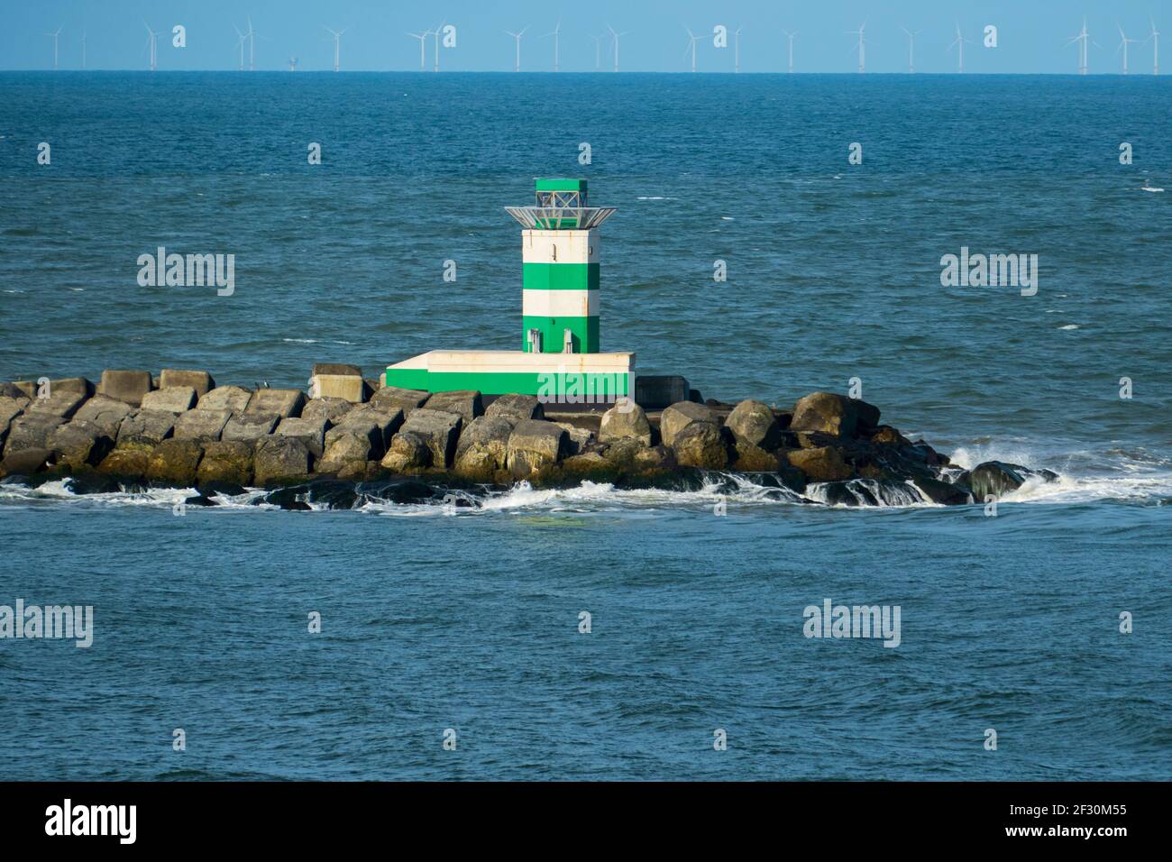 Grüner Leuchtturm im Hafen Becken von Ijmuiden bei Amsterdam Foto Stock