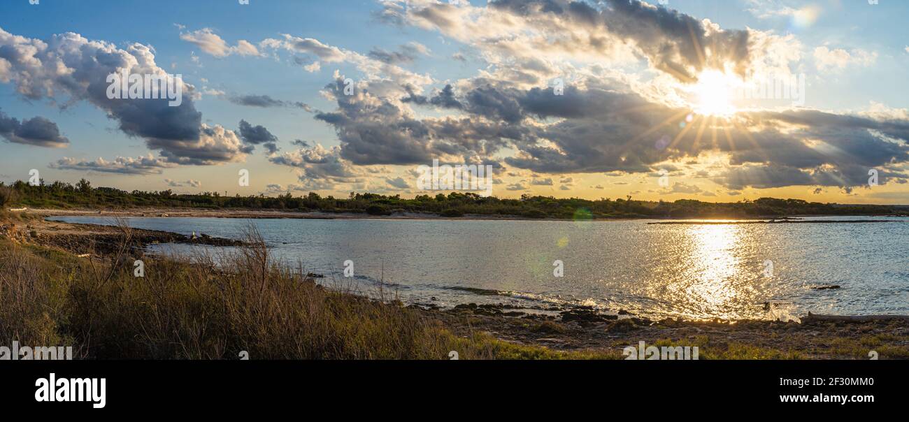 Escursione in spiaggia alla Torre Guaceto in Puglia attraverso la riserva naturale marittima Foto Stock