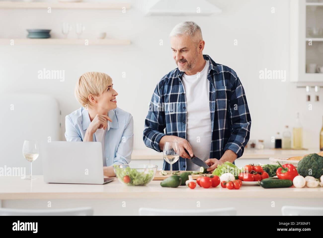 Cibo sano, cena romantica e cucina insieme Foto Stock
