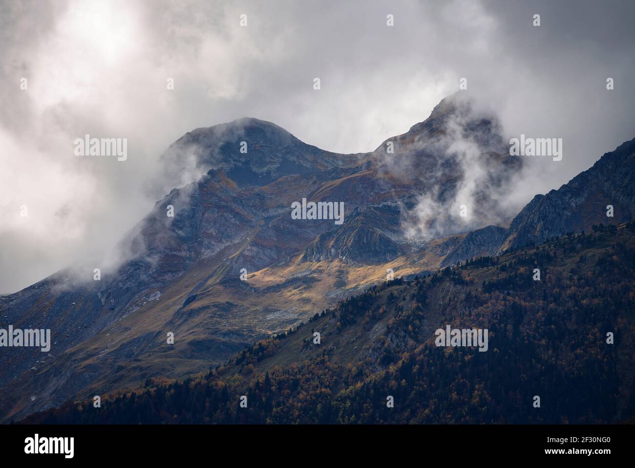 Val d'Artiga de Lin, in autunno (Valle d'Aran, Catalogna, Spagna, Pirenei) ESP: Valle de Artiga de Lin, en otoño (Valle de Arán, Cataluña, España) Foto Stock