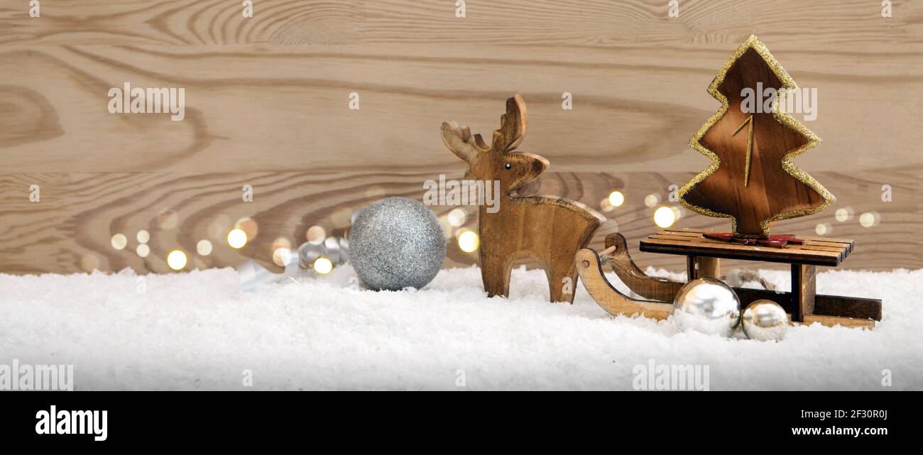 Primo Avvento. Cervi di legno con albero di Natale sulla slitta isolato . Foto Stock