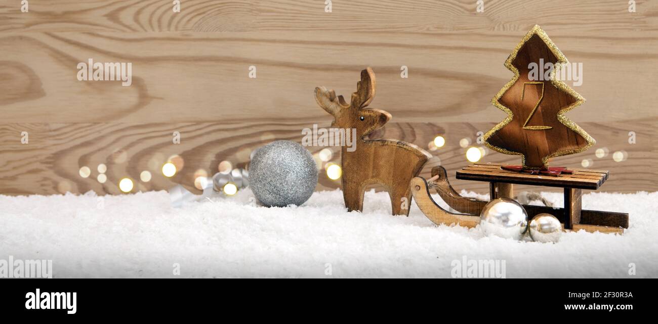 Secondo Avvento. Cervi di legno con albero di Natale sulla slitta isolato . Foto Stock