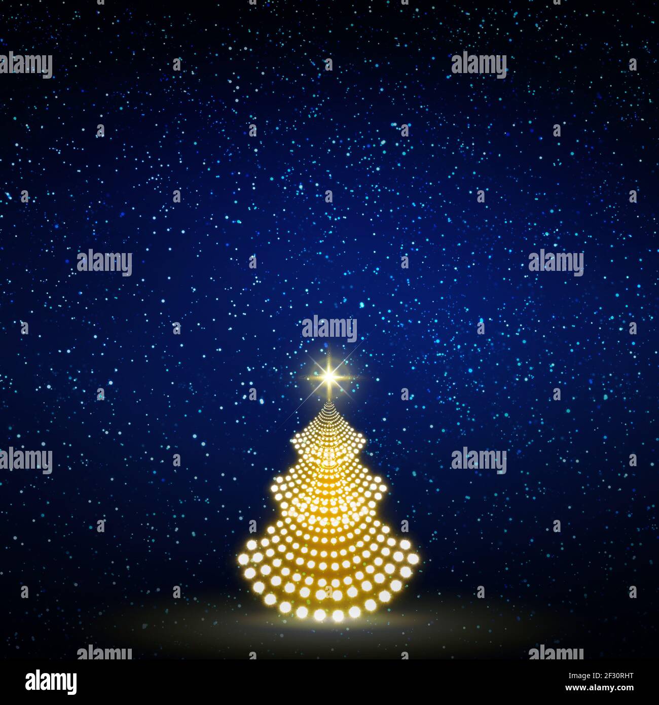 Albero di Natale isolato su cielo blu stelle. Sfondo di Natale. Foto Stock