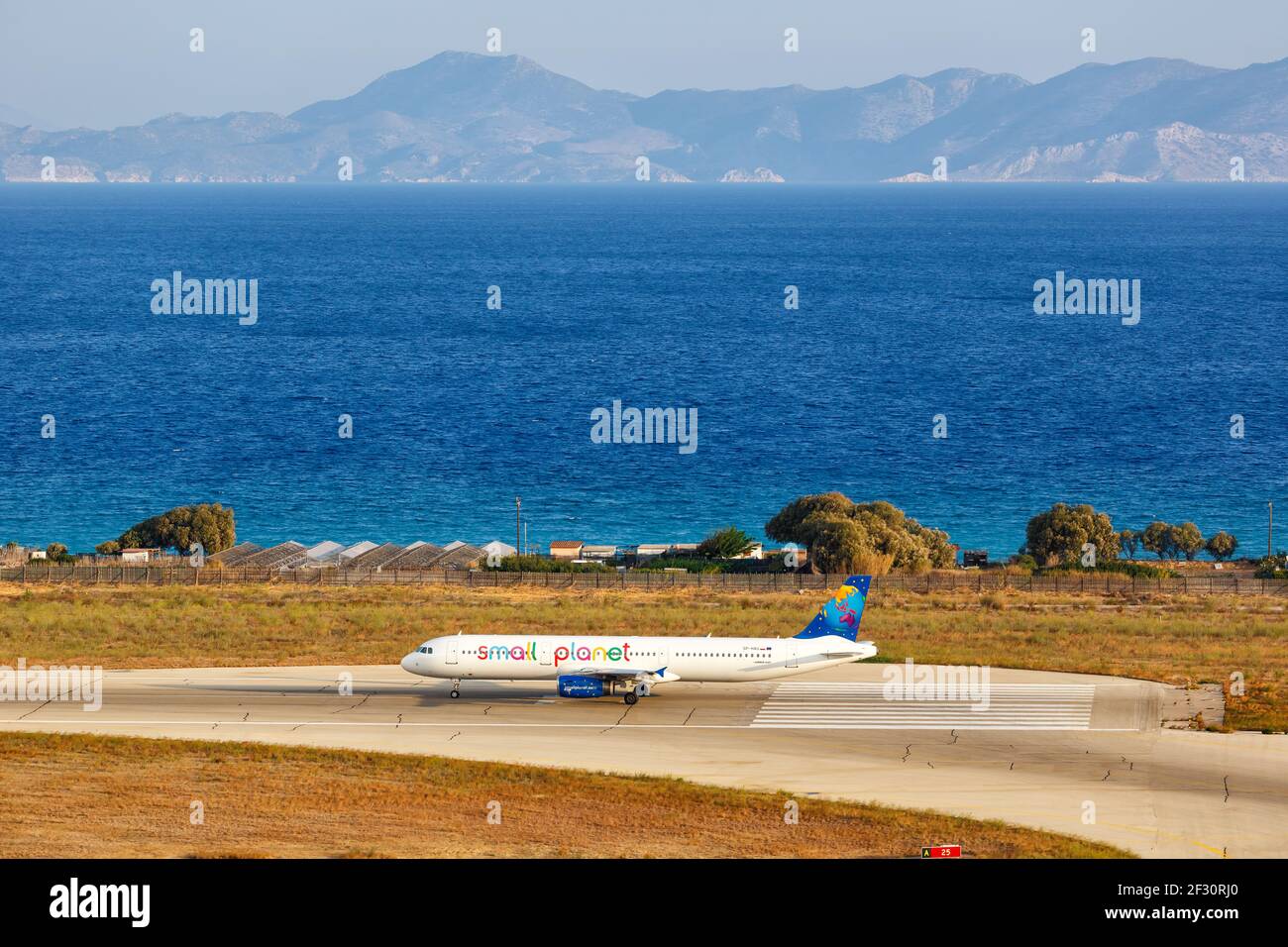 Rodi, Grecia - 14 settembre 2018: Un aereo Small Planet Airlines Polska Airbus A321 all'aeroporto di Rodi (RHO) in Grecia. Foto Stock