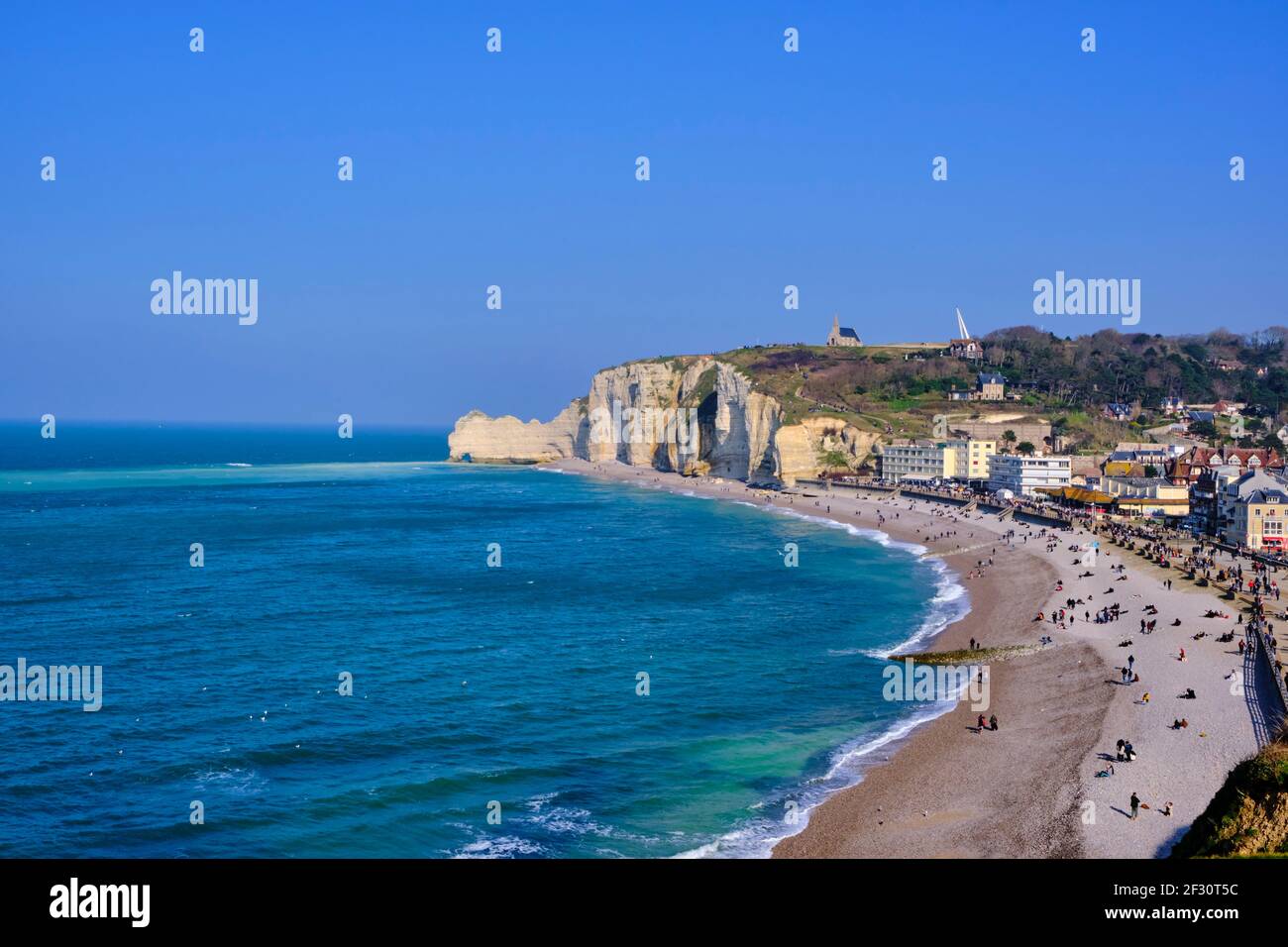 Francia, Seine-Maritime (76), Pays de Caux, Côte d'Albâtre, Etretat, La spiaggia e la scogliera di Amont Foto Stock