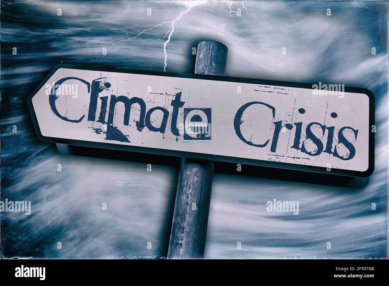 Crisi climatica visualizzata su un cartello stradale con uno sfondo attorcigliato e un fulmine che colpisce il cartello con un tono blu Foto Stock